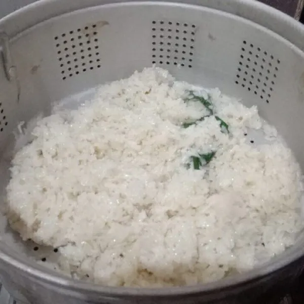Kukus kembali beras ketan selama 20 menit.