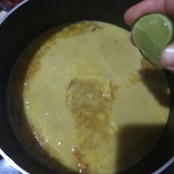 Matikan api. Masukan air jeruk nipis sesuai selera.