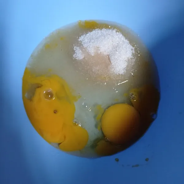 Mixer telur dan gula pasir sampai gula larut dan mengembang.