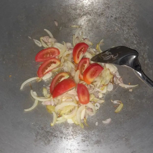 Panaskan minyak goreng, tumis bawang-bawangan hingga harum lalu masukkan tomat, tumis hingga layu