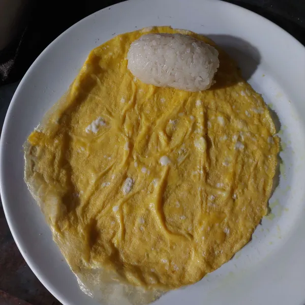 Selanjutnya balut ketan isi, gulung dengan telur dadar dan siap disajikan.