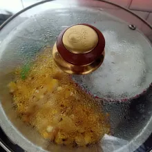 Setelah semuanya dipipil kukus jagung dengan kelapa parut, masukkan garam ditambah daun pandan, kukus sebentar saja 10 menitan.