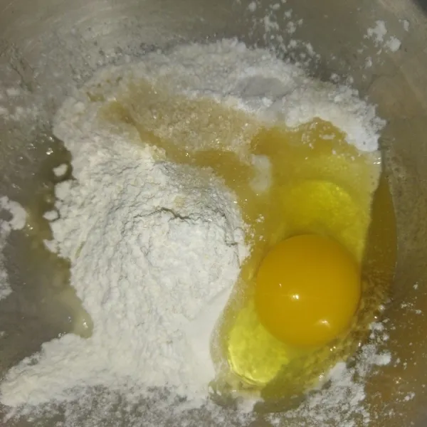 Siapkan wadah, masukkan tepung terigu, tepung sagu, garam, telur dan minyak goreng.