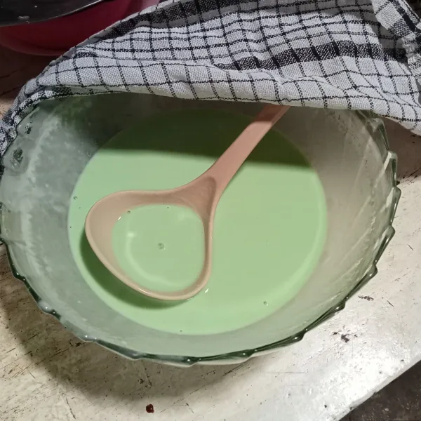 Tambahkan pasta pandan. Aduk hingga tercampur. Tutup dengan serbet. Diamkan selama 1 jam.