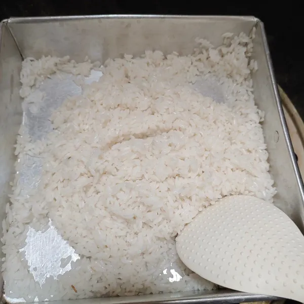 Rendam beras ketan selama 30 menit, lalu bilas hingga bersih dan kukus selama 15 menit.
