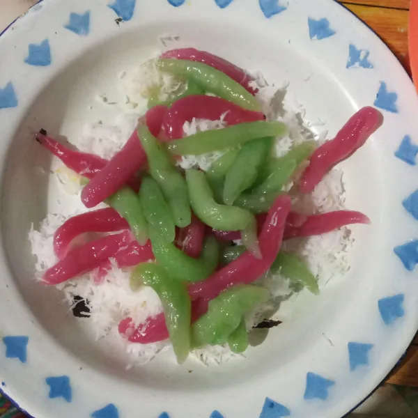 Gulingkan klanting pada bahan baluran, aduk rata.