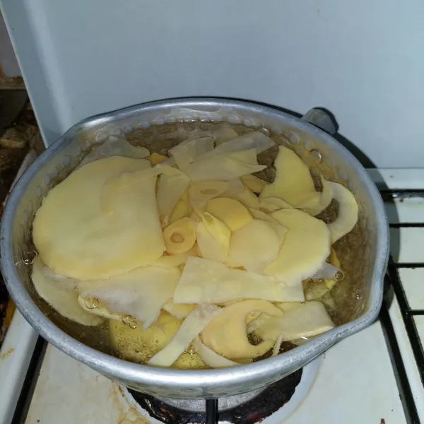 Cuci rebung, lalu rebus selama 10 menit, kemudian tiriskan.