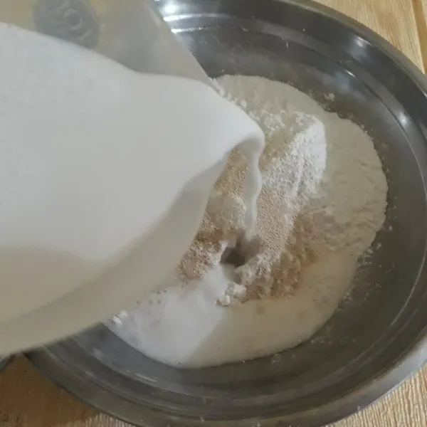 Tuang santan kelapa, aduk sampai rata.