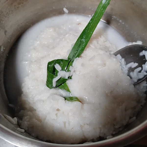 Masak santan, daun pandan dan garam hingga mendidih,matikan api lalu masukkan beras ketan. Biarkan kurang lebih selama 15 menit.