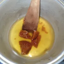 Rebus air, gula jawa, dan garam hingga mendidih dan larut.