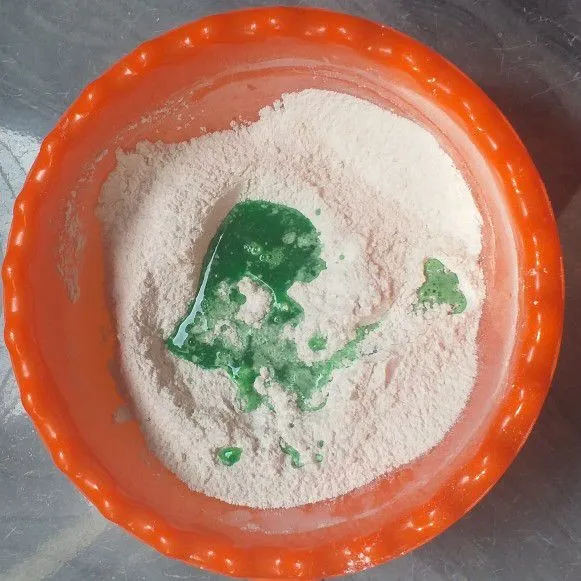 Campur air dan pasta pandan. Kemudian tuang ke dalam campuran tepung sedikit demi sedikit sambil diaduk.