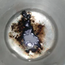 Aduk semua bahan agar yaitu air, tepung agar rasa cincau, garam, dan gula pasir hingga tercampur rata.