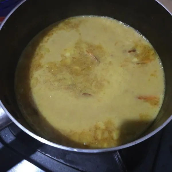 Masukan semua bahan kuah kecuali air jeruk nipis. Masak hingga meletup-letup.