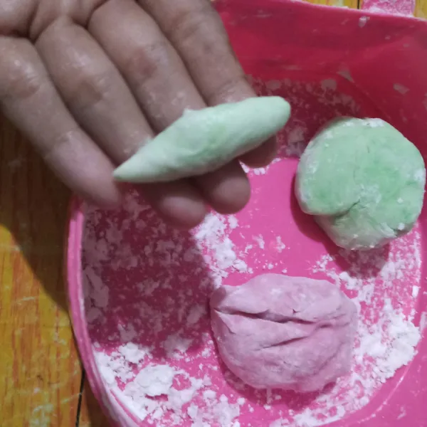 Ambil sedikit adonan lalu pulung memanjang.