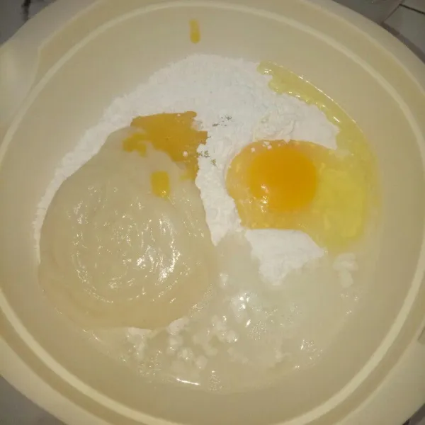 Masukkan pure tape, telur dan margarin cair. Mixer sampai tercampur rata.