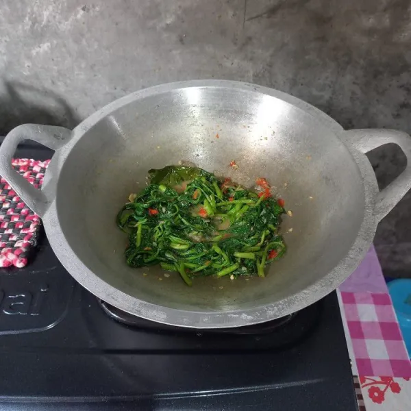 Besarkan api kompor. Masak kangkung sebentar saja, angkat dan sajikan.