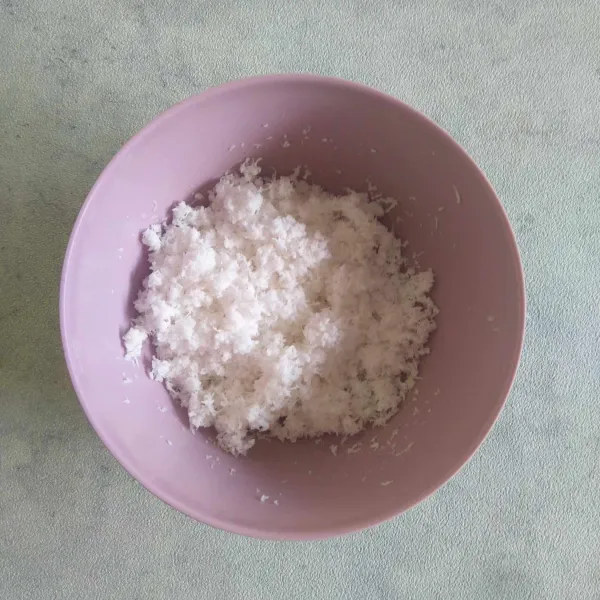 Campurkan kelapa parut dan garam lalu kukus selama 10 menit.