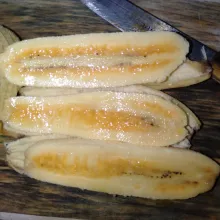 Bagi pisang jadi 3 bagian.