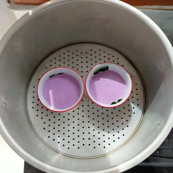 Panaskan panci kukus, lalu masukkan kue tetu.