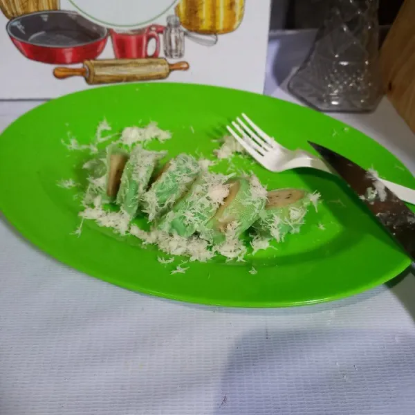 Angkat dan tiriskan. Baluri pisang dengan kelapa parut. Potong-potong sesuai selera dan siram dengan kuah gula merah.