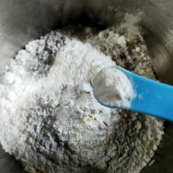 Siapkan wadah kemudian masukkan tepung terigu, gula halus, soda kue dan baking powder. Kemudian, aduk rata.