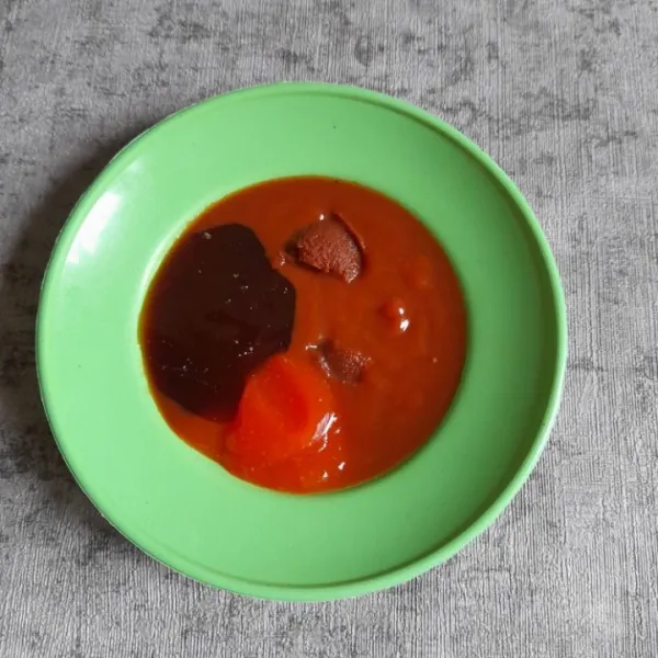 Campur jadi satu saus tomat, saus cabe dan saus tiram.
