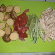 Potong bahan utama.