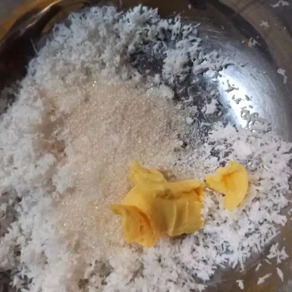 Campur 3 sdm gula pasir, margarin, sejumput garam, vanili dan kelapa parut. Sisakan sedikit kelapa parutnya untuk toping.