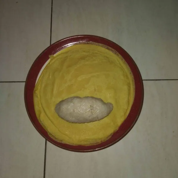 Ambil 1 lembar kulit dadar, beri ketan yang sudah dibentuk tadi lalu lipat dan gulung, lakukan hingga tuntas lalu sajikan semar mendemnya.