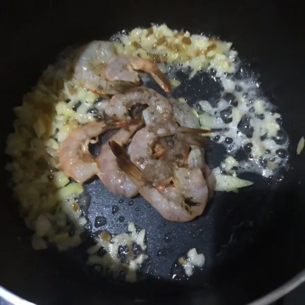 Masukan udang dan lada hitam bubuk, masak hingga udang berubah warna.