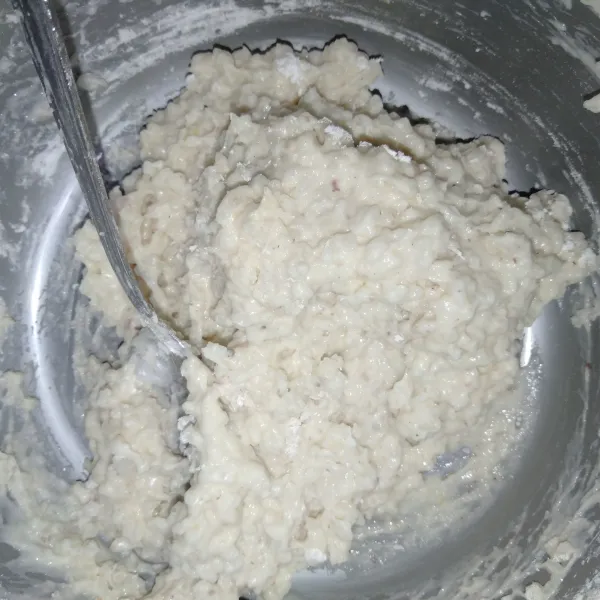 Campurkan nasi yang sudah dihaluskan dengan tepung tapioka dan air panas hingga kalis agak lembek.