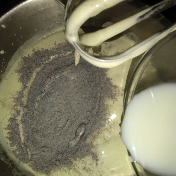 Lalu masukkan tepung ketan hitam dan santan, lalu mixer dengan kecepatan rendah.