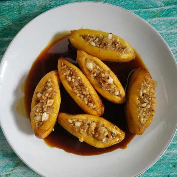 Tata pisang di atas piring kemudian siram dengan kuah gula merah, sajikan.