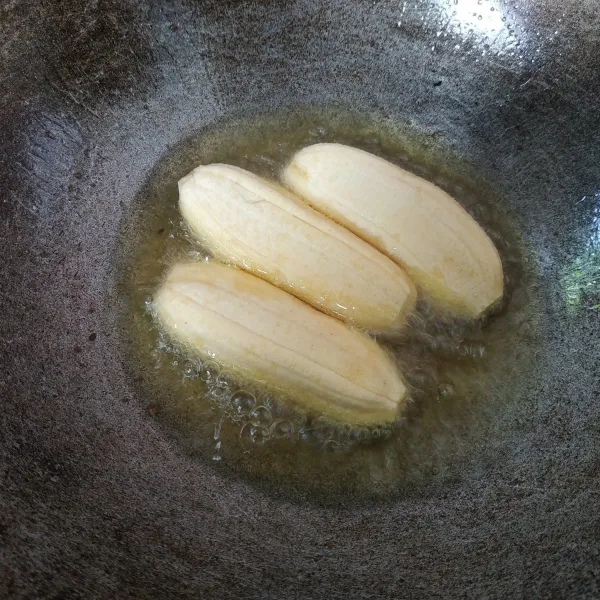 Goreng pisang dalam minyak panas hingga kecoklatan.