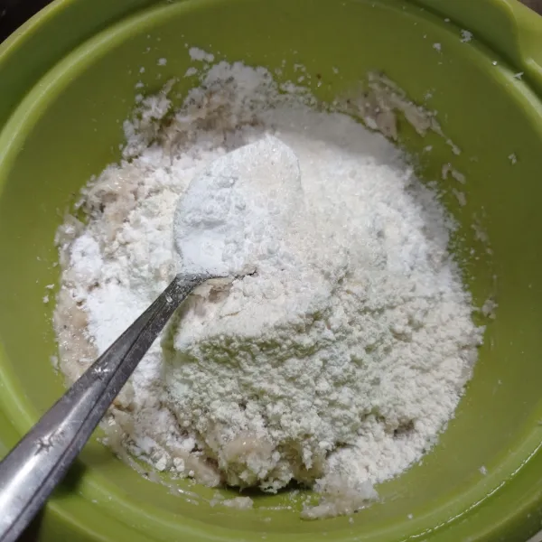 Susul dengan tepung terigu, tepung tapioka, garam dan gula pasir. Aduk hingga benar benar tercampur rata.