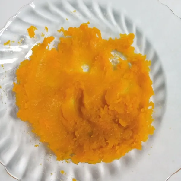 Kukus labu kuning. Kemudian ulek halus.