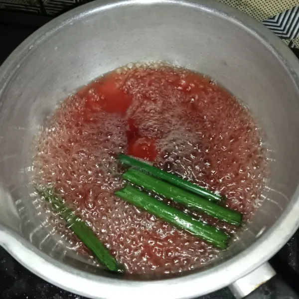 Rebus gula merah, gula pasir, air, garam dan daun pandan hingga gula larut dan mendidih.