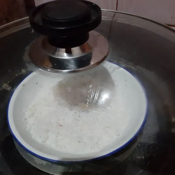 Kukus kelapa parut dan garam selama 10 menit. Sisihkan.