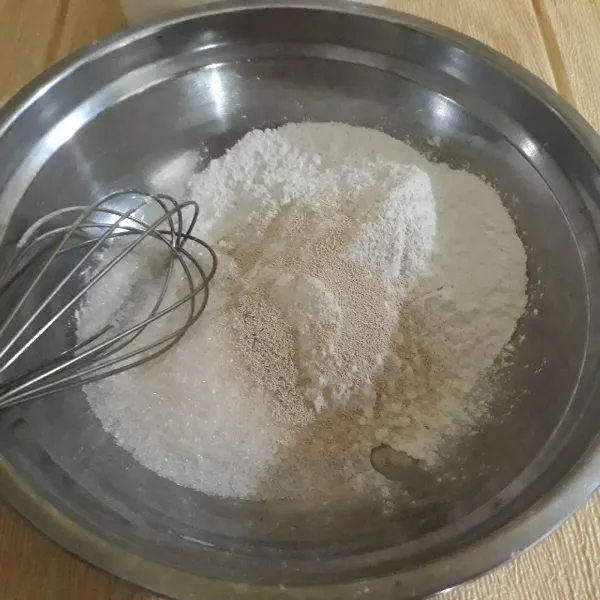 Dalam wadah tepung beras, gula pasir, tepung tapioka dan fermipan.