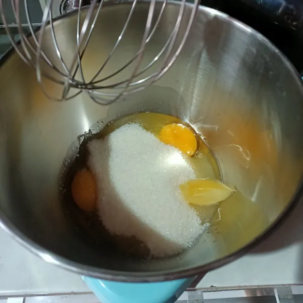 Campur gula, telur dan sp, mixer sampai mengembang kental dan putih.