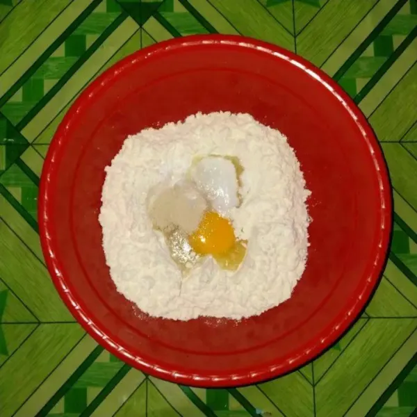 Campur tepung terigu, tepung beras, telur, gula pasir, ragi dan baking powder.