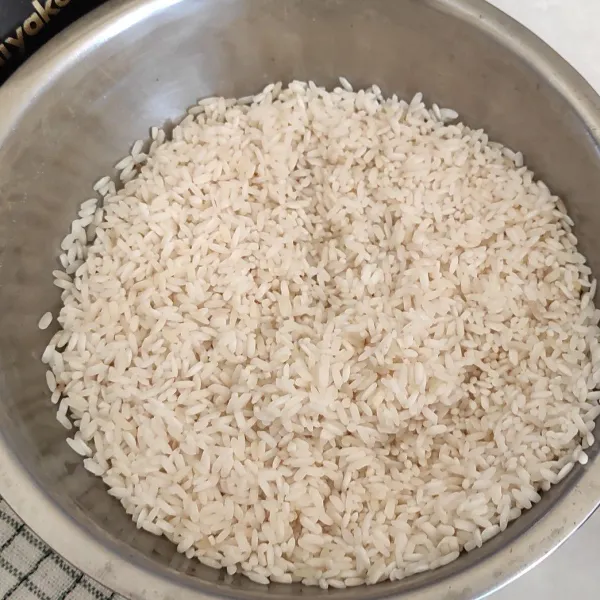 Cuci bersih beras ketan lalu rendam semalaman lalu buang air rendamannya