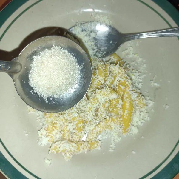 Gulingkan cenil pada kelapa parut,  lalu taburi dengan secukupnya gula pasir.