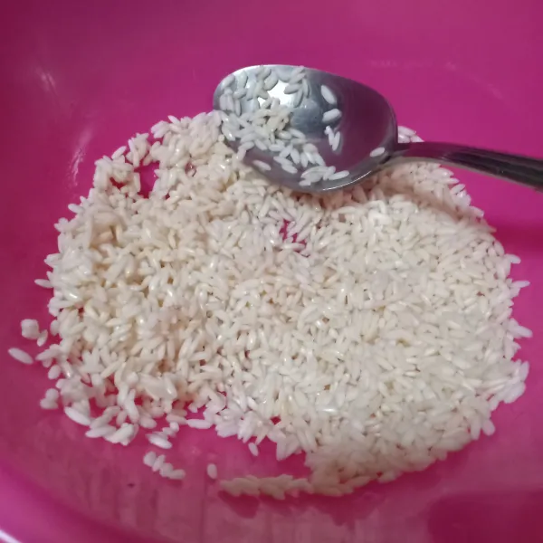 Cuci beras ketan lalu tiriskan, campurkan dengan garam.