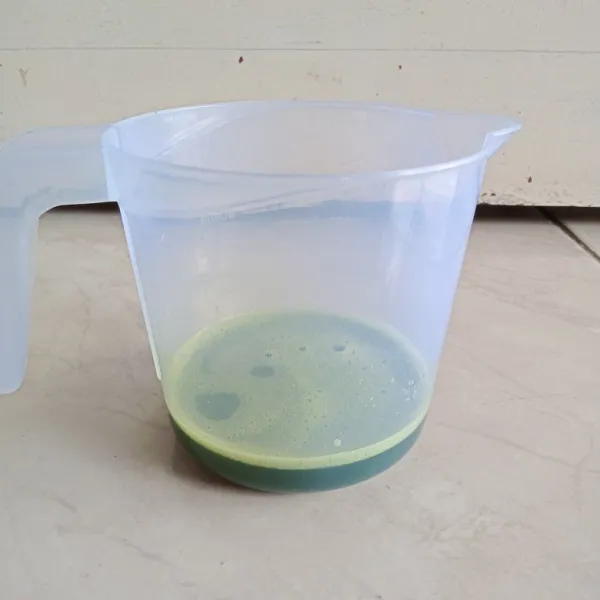 Blender daun pandan dengan air. Lalu saring.