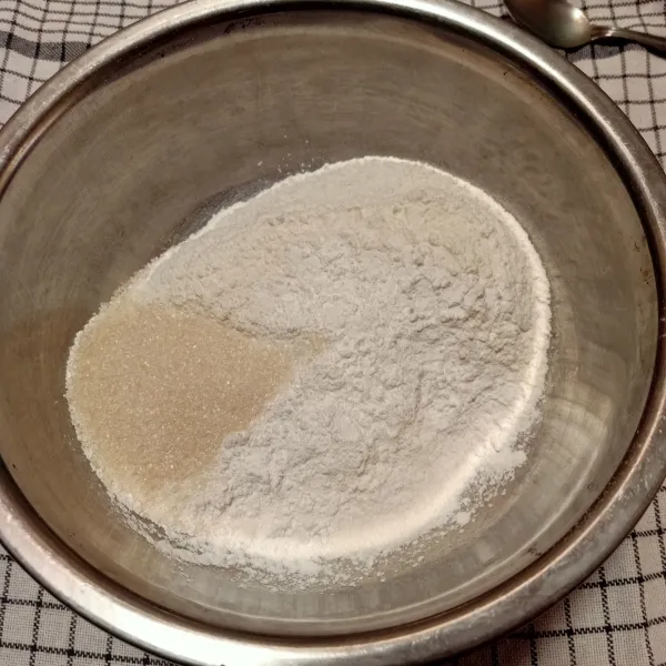 Dalam wadah aduk tepung terigu, tepung tapioka, gula, vanili dan garam sampai rata.