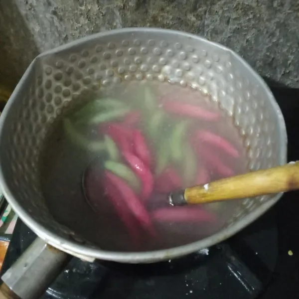 Didihkan air, masukkan pulungan klanting kedalam rebusan air. Biarkan sampai terapung dan matang. Angkat dan tiriskan.