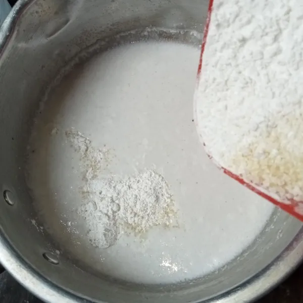 Campur tepung beras dan gula pasir, lalu masukkan kedalam santan dan aduk-aduk hingga tercampur rata.