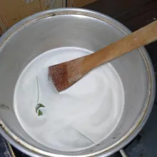 Rebus santan, daun pandan, dan garam hingga mendidih.
