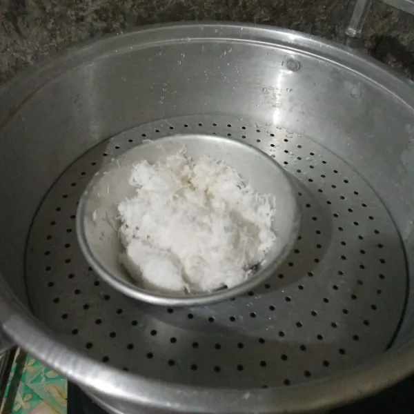 Kukus kelapa parut dan garam selama 15 menit.